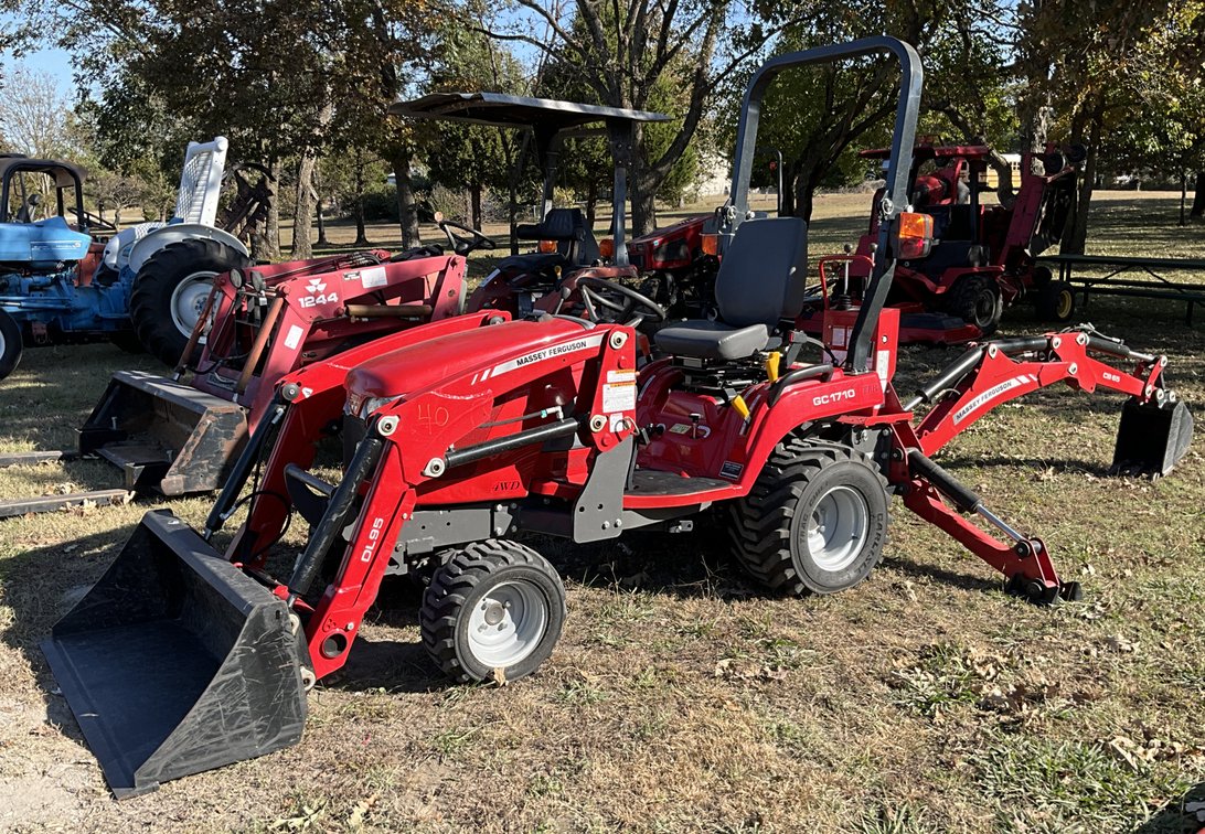 Massey Ferguson Tractor GC 1710 4WD 