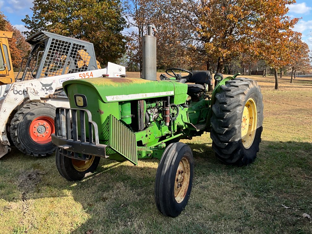 John Deere 820 