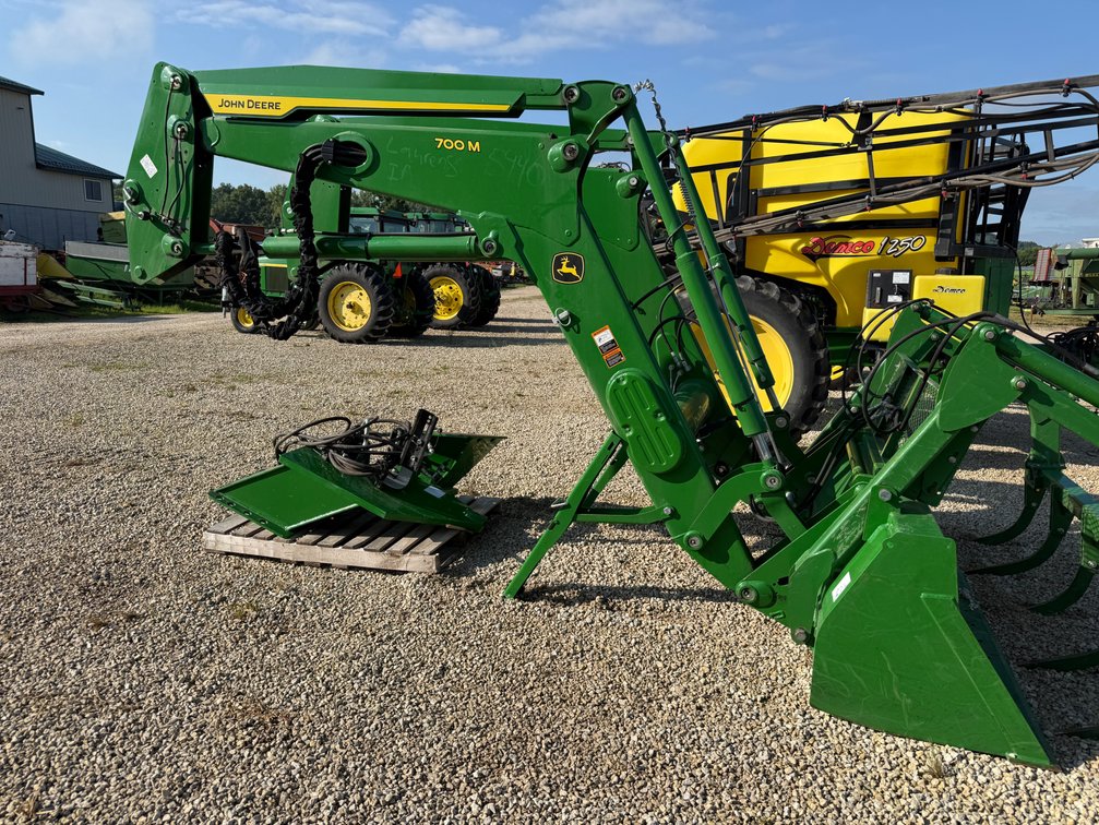 John Deere 700M Loader