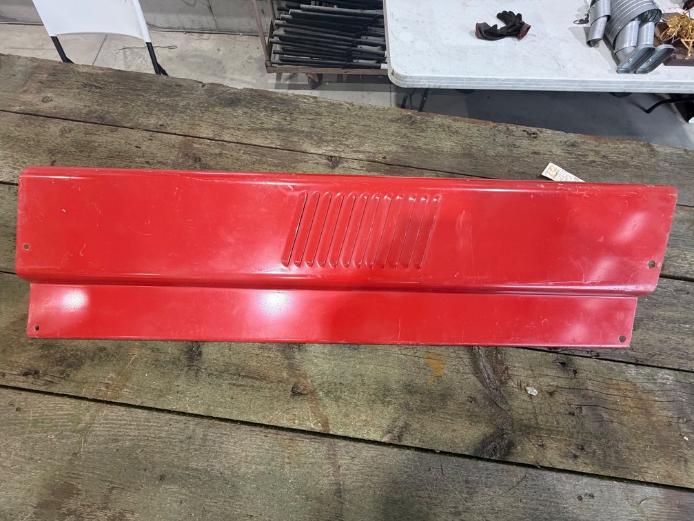 International 1086 Tractor Hood - Location: Joel's Tractors and Auction, LLC - Strawberry Point, IA
