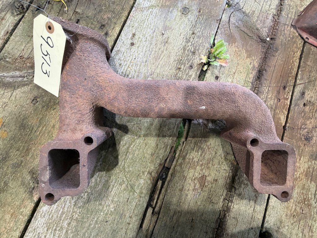 Original John Deere 720-730 Diesel Exhaust Manifold - Location: Joel's Tractors and Auction, LLC - Strawberry Point, IA