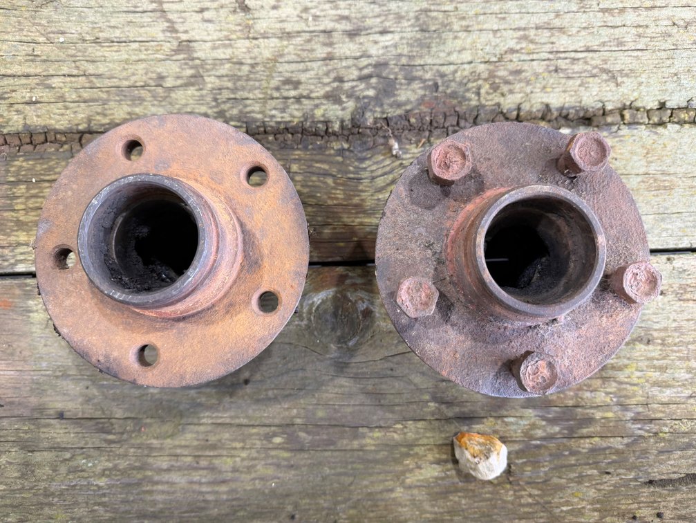 Farmall Cub-Cub Lo-Boy Front Wheel Hubs - Location: Joel's Tractors and Auction, LLC - Strawberry Point, IA