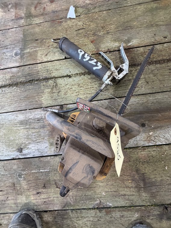 Eager Beaver Chain Saw and Pistol-Grip Grease Gun - Location: Joel's Tractors and Auction, LLC - Strawberry Point, IA