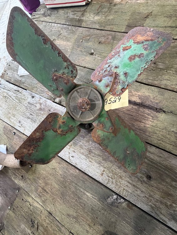 Original John Deere 720-730 Tractor Fan and Live Hydraulic Pump - Location: Joel's Tractors and Auction, LLC - Strawberry Point, IA