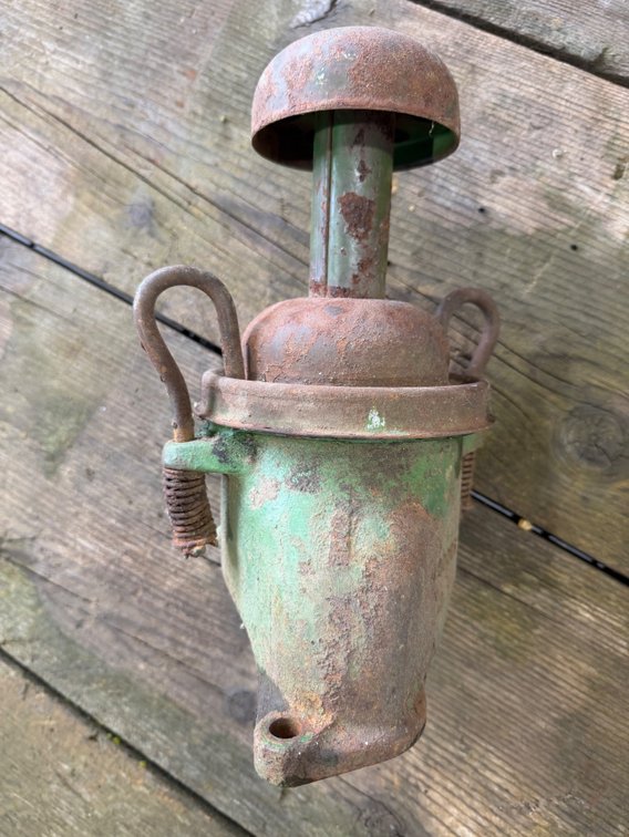 John Deere H Tractor Air Cleaner Assembly - Location: Joel's Tractors and Auction, LLC - Strawberry Point, IA