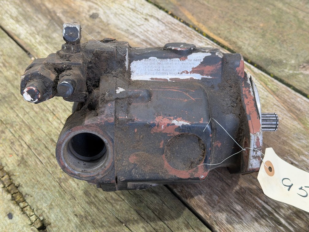 Original IH 5088-5288 Tractor Hydraulic Pump - Location: Joel's Tractors and Auction, LLC - Strawberry Point, IA
