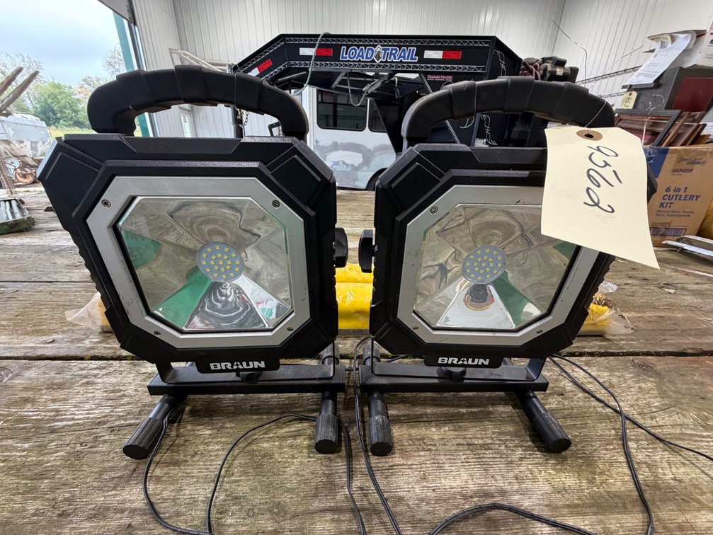 2 Portable LED Rechargeable Lights & 2 Sanding Blocks - Location: Joel's Tractors and Auction, LLC - Strawberry Point, IA