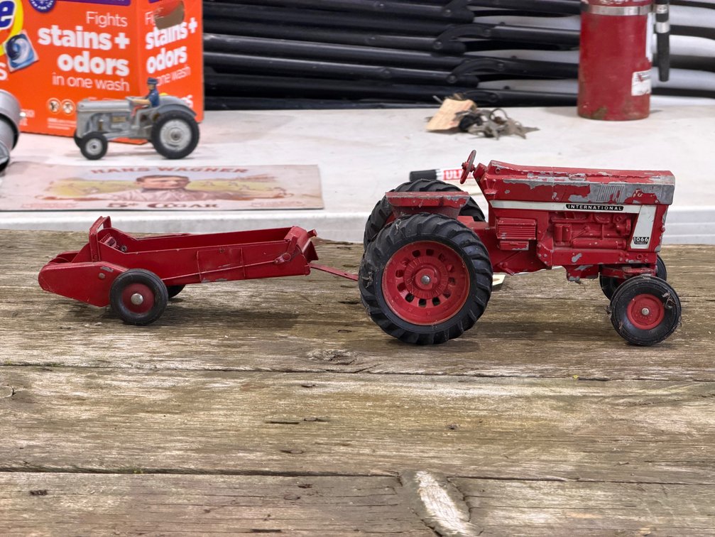 Farmall 1066 and International Spreader Models - Location: Joel's Tractors and Auction, LLC - Strawberry Point, IA