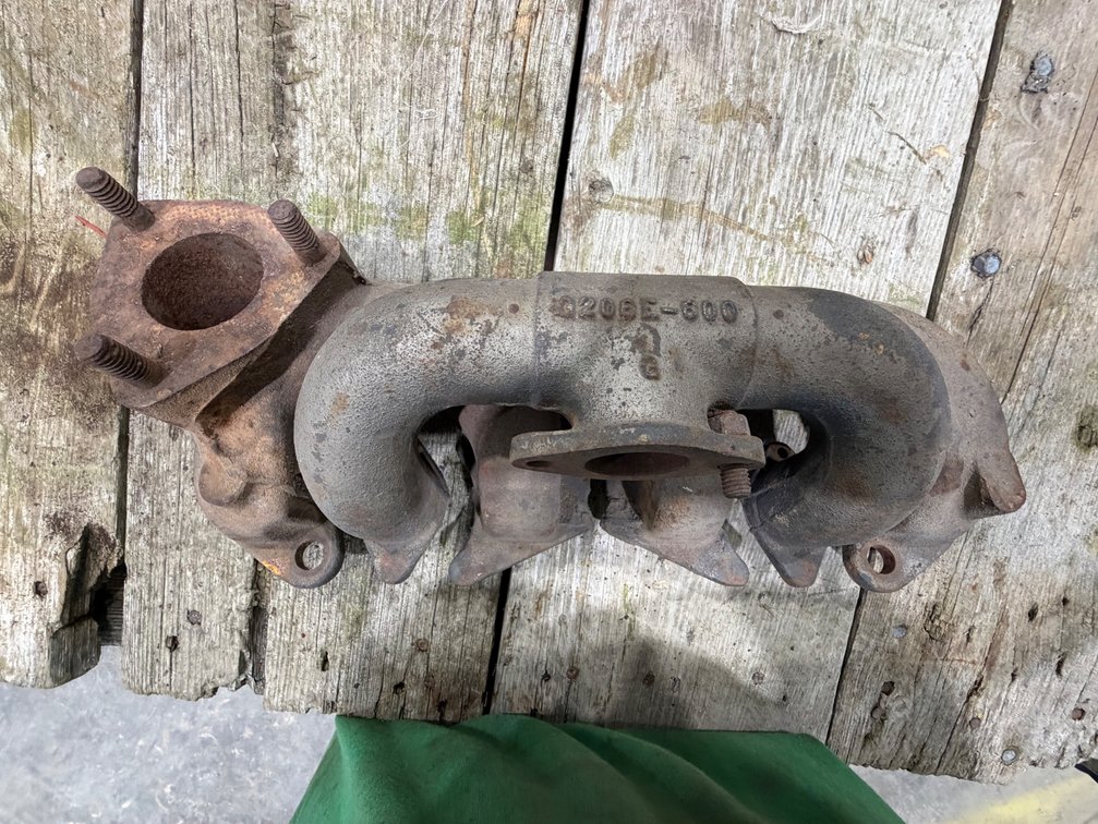 Original Massey Ferguson 180 Tractor Manifold - Location: Joel's Tractors and Auction, LLC - Strawberry Point, IA