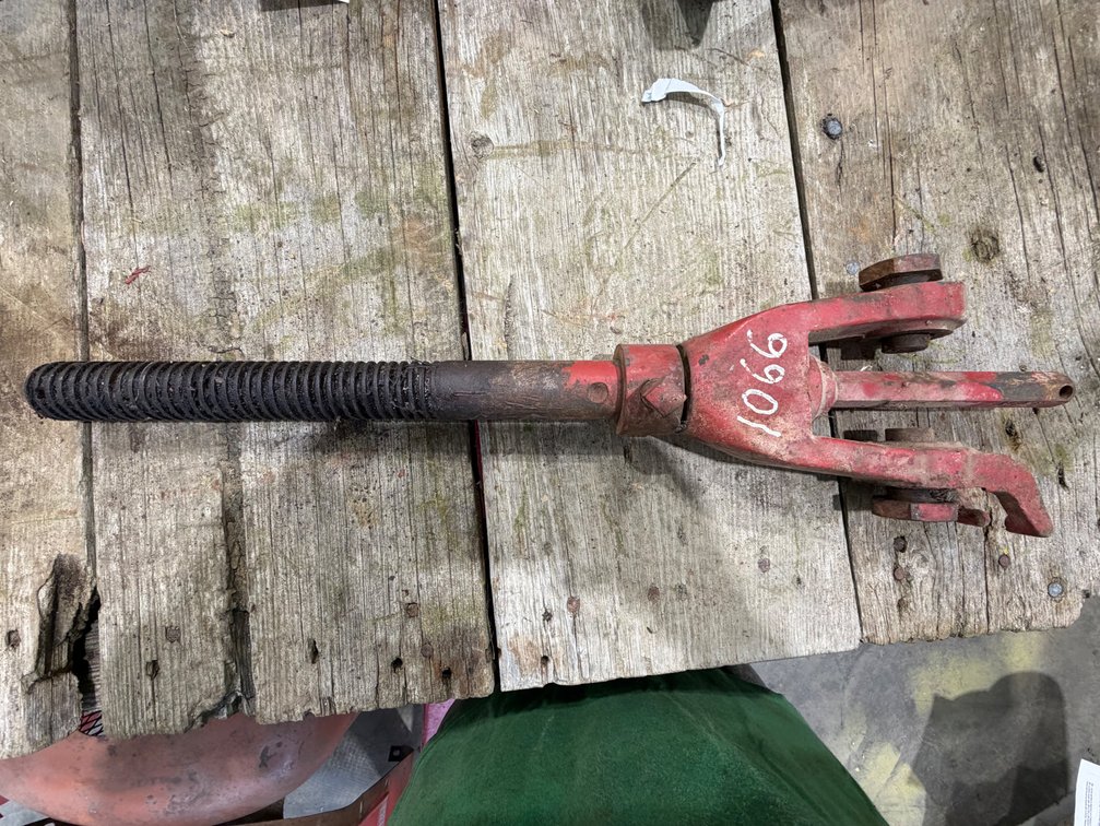 International 1066 3-Point Link - Location: Joel's Tractors & Auction - Strawberry Pt, IA.