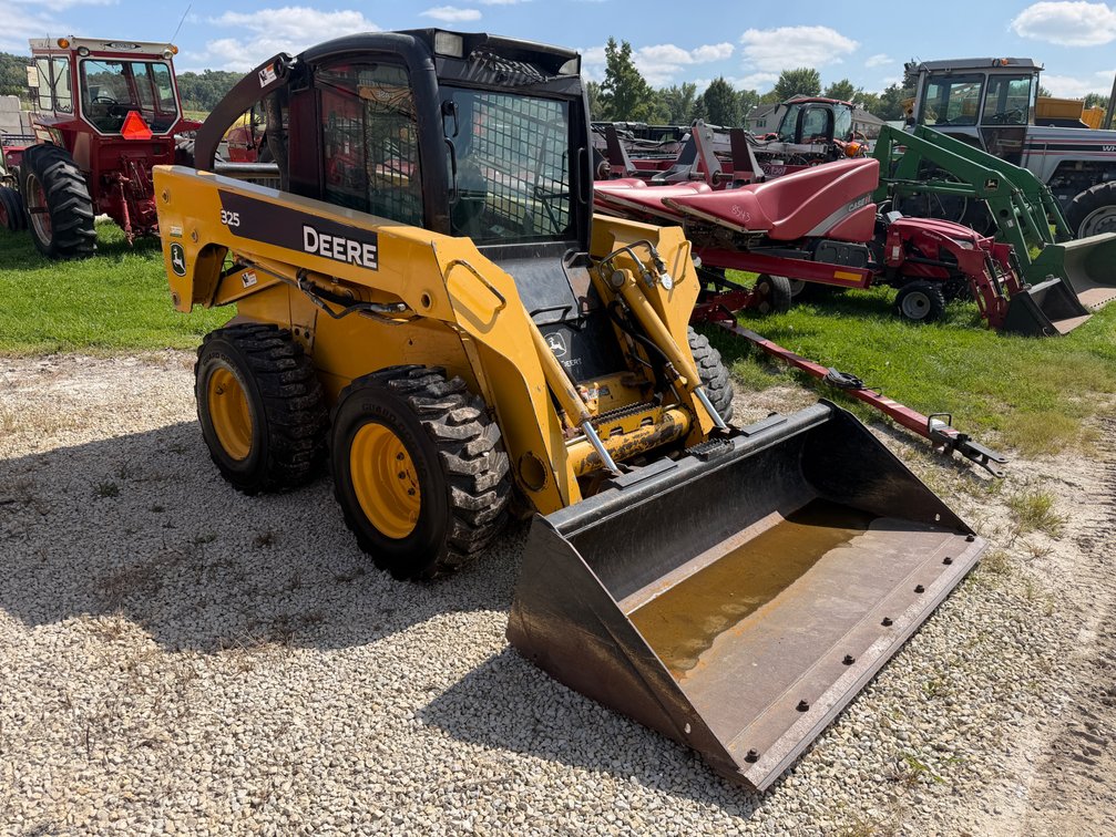 John Deere 325