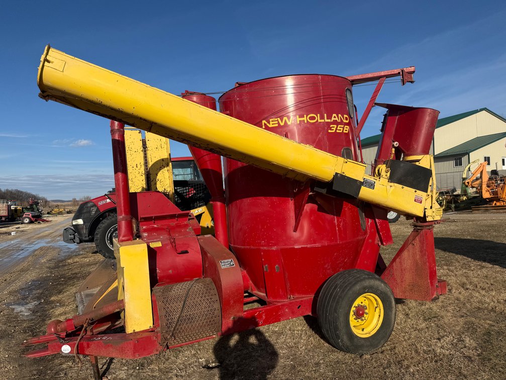 New Holland 358