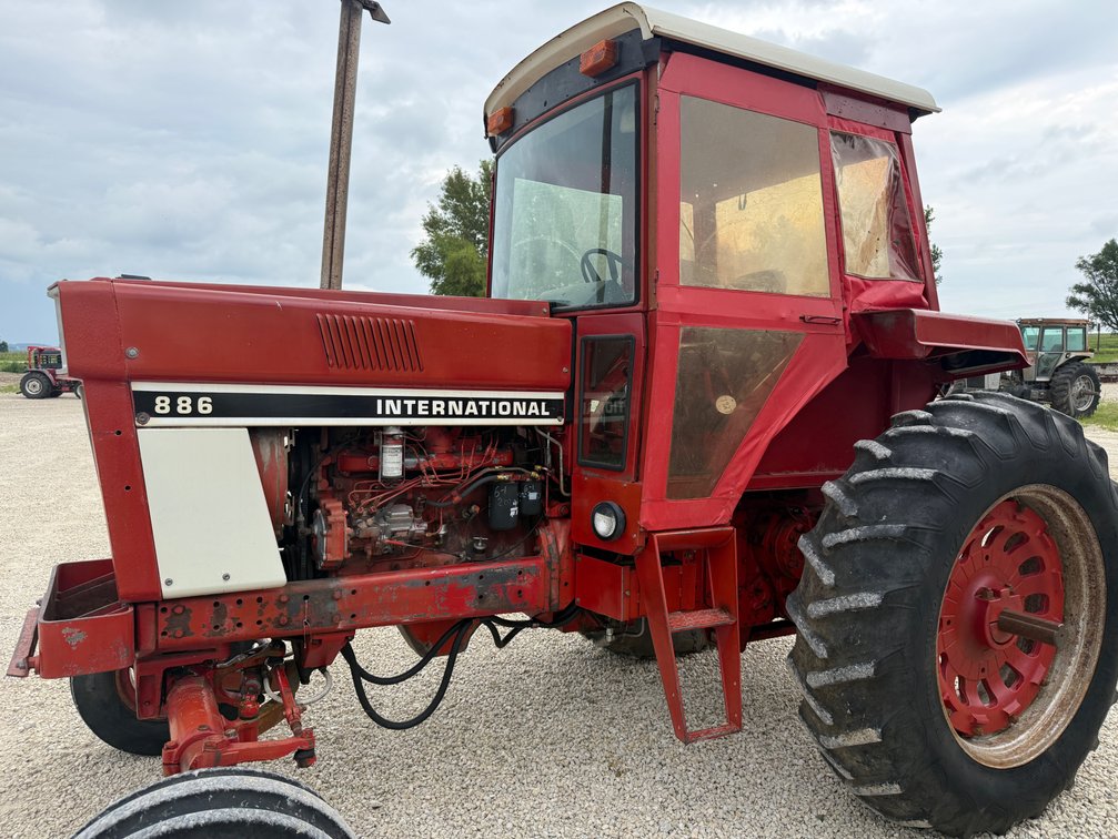 International Harvester 886