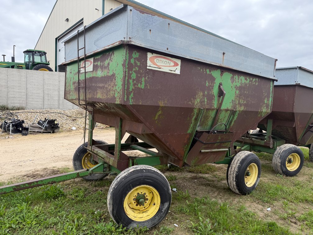 DAkon Gravity Box on John Deer six bolt running gear