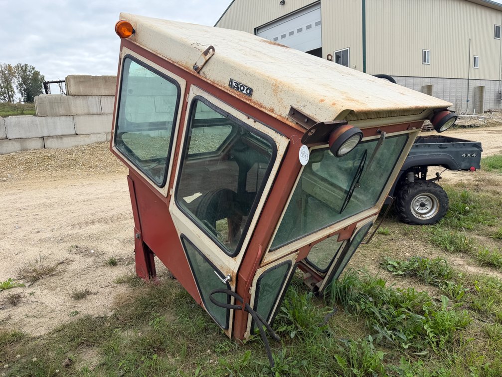 International Harvester 1300 Cab