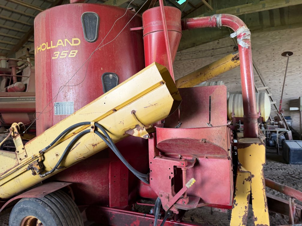 New Holland 358 Mixer Mill