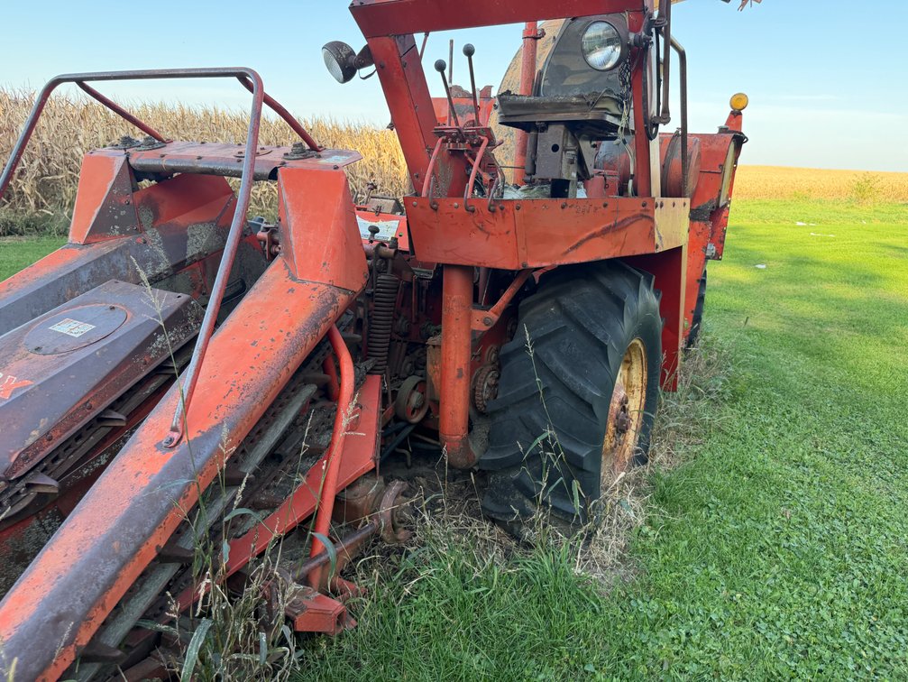 Fox Self Propelled 2-Row Chopper 4x4 . Needs work -
