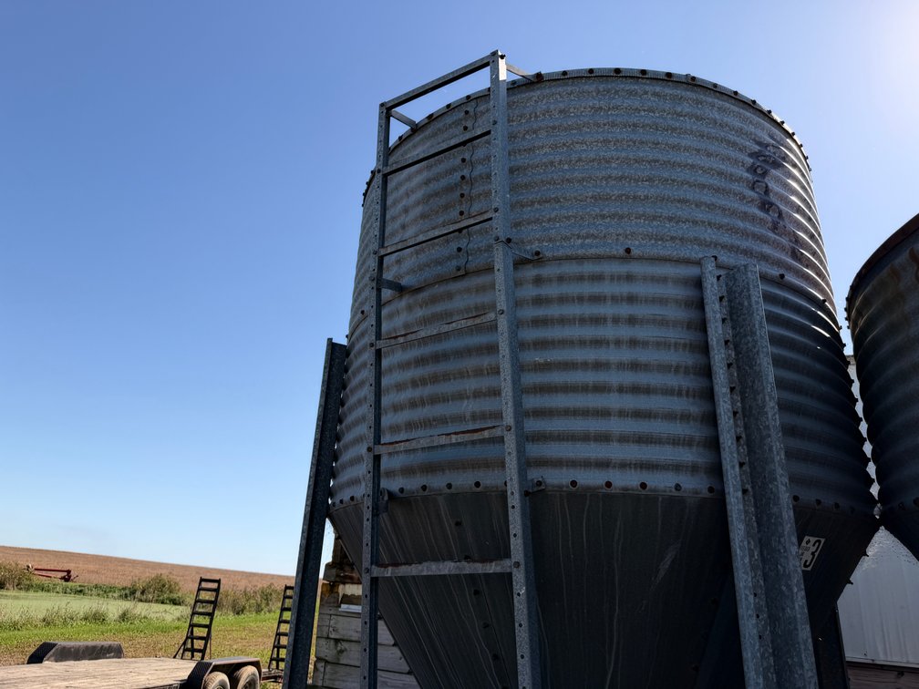 Pax Bulk Bin w/ Auger - Item Location: Outside – 7826 E Ave, Arlington, Iowa 50606