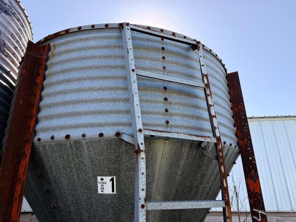 Pax Bulk Bin w/ Auger - Item Location: Outside – 7826 E Ave, Arlington, Iowa 50606