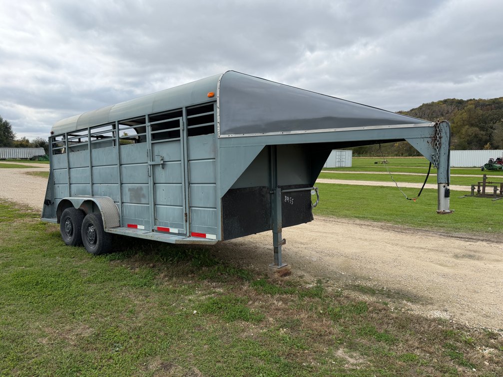 Gooseneck live stock trailer