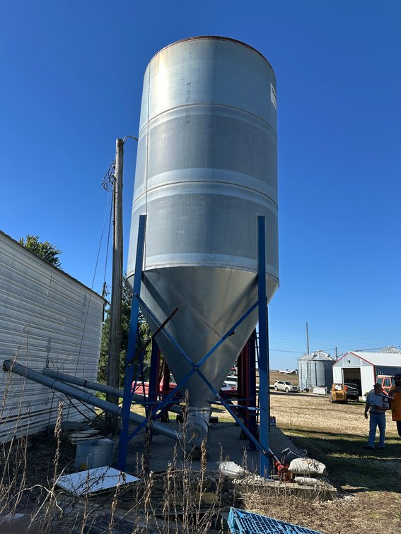 Schuld - Bushnell 25 Ton Bulk Bin with Electric Motor Agitator Item Location: Outside – 7826 E Ave, Arlington, Iowa 50606