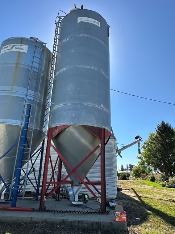 Schuld-Bushnell 25-Ton Bulk Bin with Electric Motor Agitator - Item Location: Outside – 7826 E Ave, Arlington, Iowa 50606