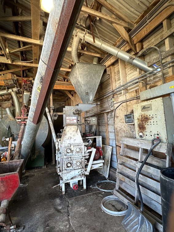 IFA Rollergrinder Rollermill, Single Phase, with Control Box – 2 Section, Rear Plastic Flex Auger with Load-In Auger. Buyer is responsible for removal.Item Location: East Building – 7826 E Ave, Arlington, Iowa 50606