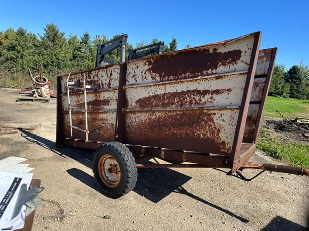 Hog Loading Chute - Item Location: Outside – 7826 E Ave, Arlington, Iowa 50606
