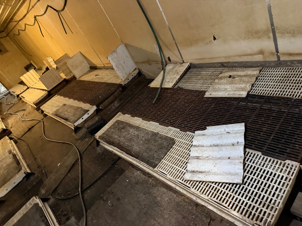 8-Pc Farrowing Decks 1/2 Plastic 1/2 Cast Iron - Item Location: Farrowing Building: Room A – 7826 E Ave, Arlington, Iowa 50606