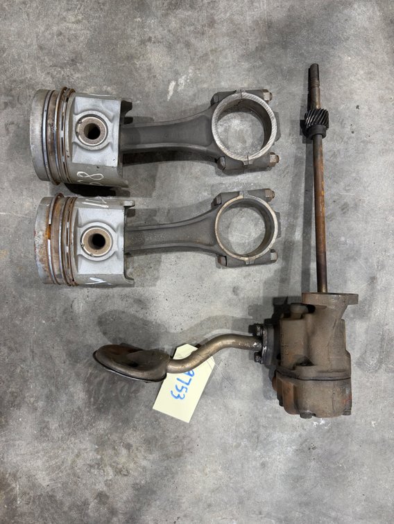 2 1468 International connecting rods with pistons and engine oil pump for International 1468