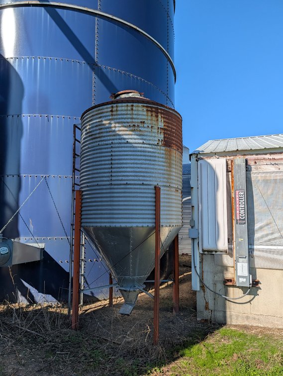 Bulk Bin - Unknown Size - Feed Line is NOT Included - Item Location: Outside – 7826 E Ave, Arlington, Iowa 50606