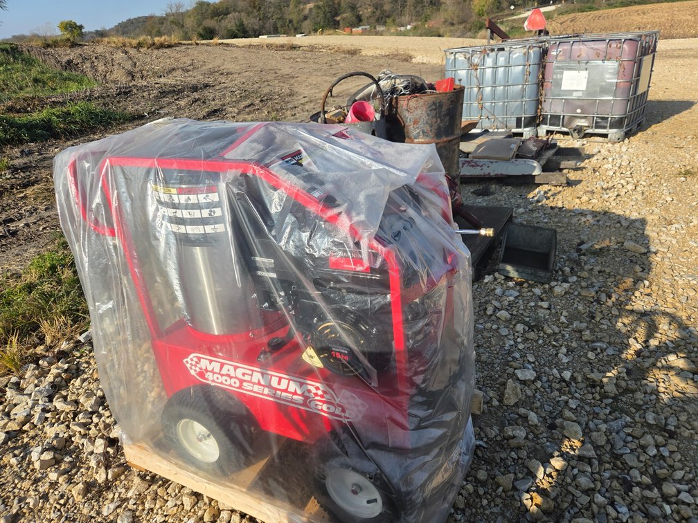 Easy Kleen Magnum 4000 series Gold pressure washer.