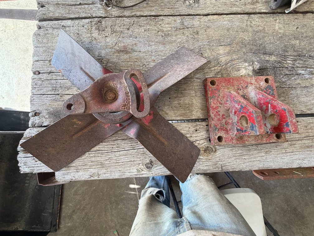 Original Farmall 460-560 Engine Fan Assembly & 560, Etc. 4-Bolt Center Link Bracket - Item Location: Joel's Tractors and Auction, LLC-33587 Hwy. 13 -Strawberry Point - IA - 52076