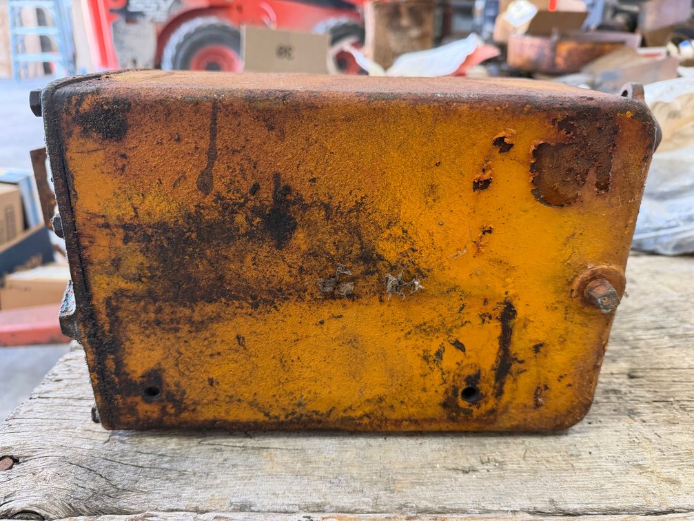 Minneapolis Moline Hydraulic Reservoir Flow Tank - Item Location: Joel's Tractors and Auction, LLC-33587 Hwy. 13 -Strawberry Point - IA - 52076