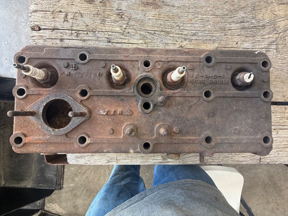 MH 30, 101 Engine Cylinder Head - Item Location: Joel's Tractors and Auction, LLC-33587 Hwy. 13 -Strawberry Point - IA - 52076