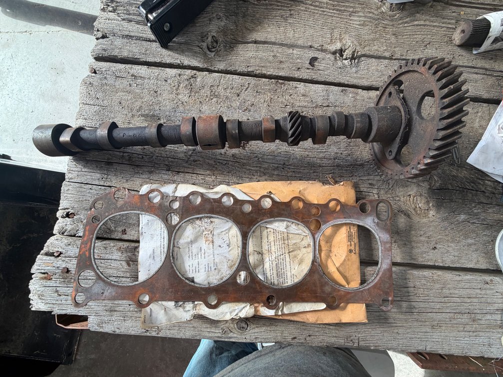 Ford 134 Camshaft & NAA, 600 Head Gasket - Item Location: Joel's Tractors and Auction, LLC-33587 Hwy. 13 -Strawberry Point - IA - 52076