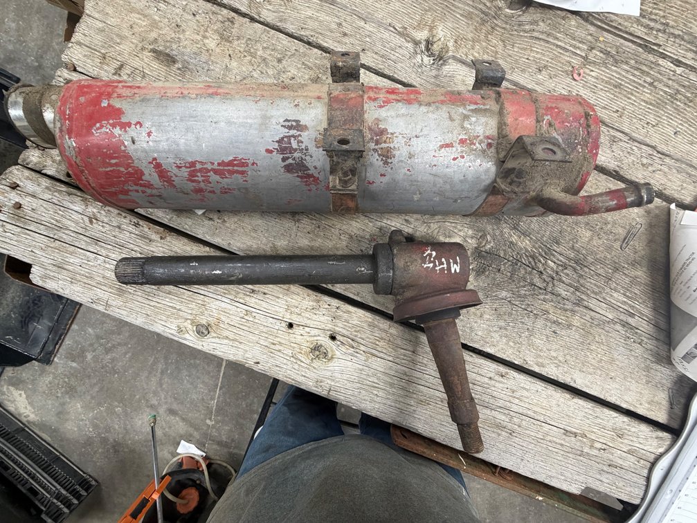 MH 33-44 Oil Reservoir & 44 WF Spindle - Item Location: Joel's Tractors and Auction, LLC-33587 Hwy. 13 -Strawberry Point - IA - 52076