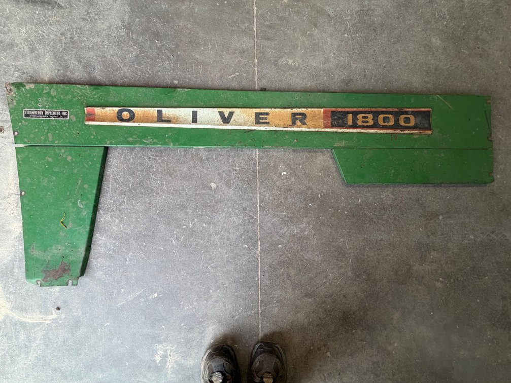 Oliver 1800 LH Side Panel - Item Location: Joel's Tractors and Auction, LLC-33587 Hwy. 13 -Strawberry Point - IA - 52076