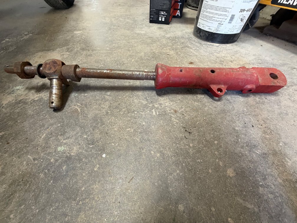 IH RH Leveling Box Assembly - Item Location: Joel's Tractors and Auction, LLC-33587 Hwy. 13 -Strawberry Point - IA - 52076