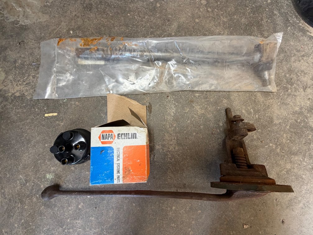 JD Hand Clutch Lever Assembly, Distributor Cap & Outer Tie Rod - Item Location: Joel's Tractors and Auction, LLC-33587 Hwy. 13 -Strawberry Point - IA - 52076