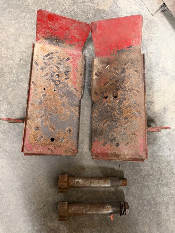 Farmall 300-350 Manual Steering Gears & 300-350 Utility Steps - Item Location: Joel's Tractors and Auction, LLC-33587 Hwy. 13 -Strawberry Point - IA - 52076