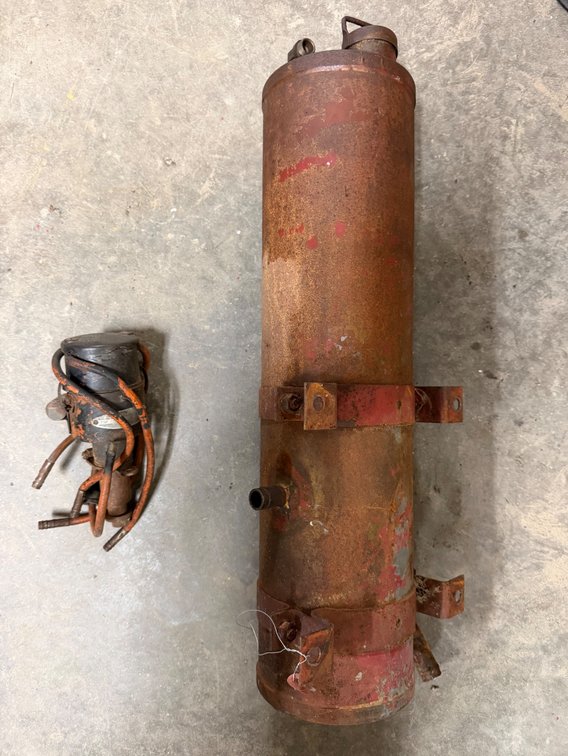 Massey Harris 20, 22 Hydraulic Reservoir Tank & 224 Distributor - Item Location: Joel's Tractors and Auction, LLC-33587 Hwy. 13 -Strawberry Point - IA - 52076