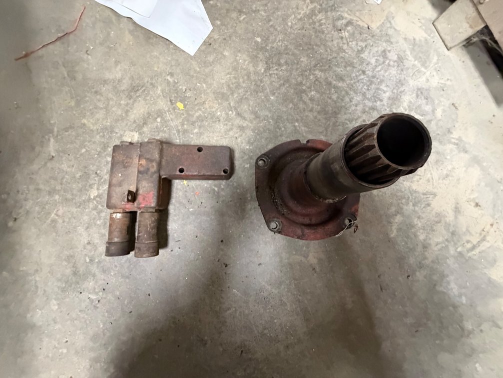 Farmall 460, 560 torque Amplifier Main Drive Shaft & Hydraulic 2-way Side Outlet - Item Location: Joel's Tractors and Auction, LLC-33587 Hwy. 13 -Strawberry Point - IA - 52076