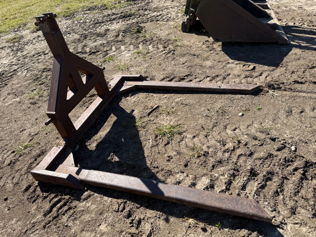 3-Pt Bale Spear - Item Location: 1755 Liddiard Bottoms Rd, Waukon, Iowa