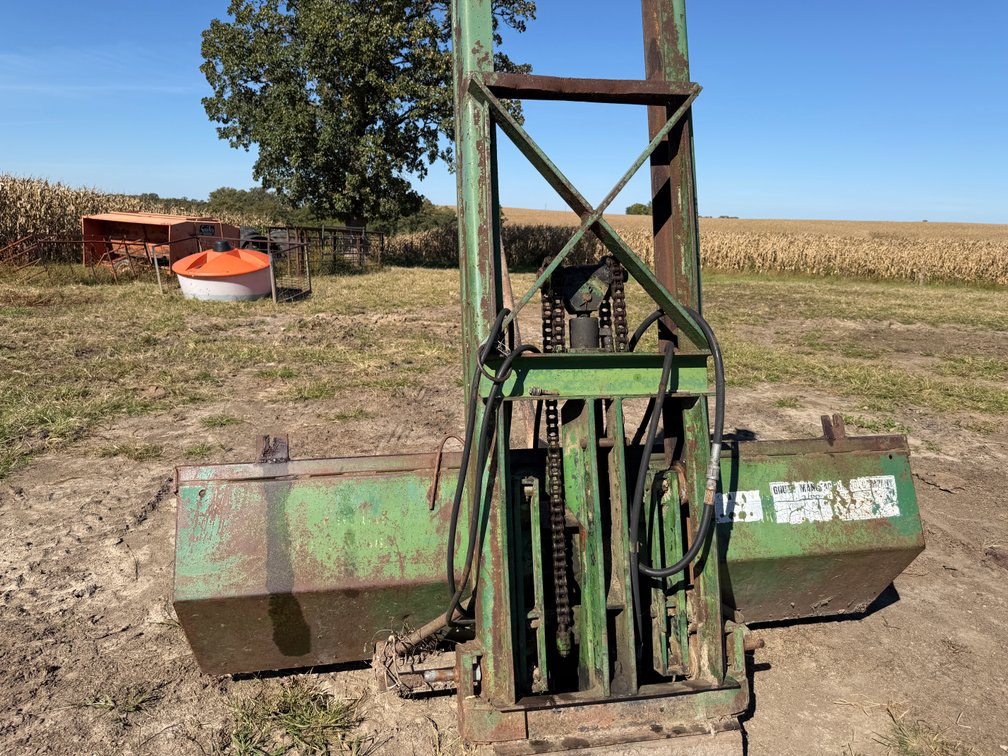 Gnuse 3-Pt Bucket w/ Spear - Item Location: 1755 Liddiard Bottoms Rd, Waukon, Iowa