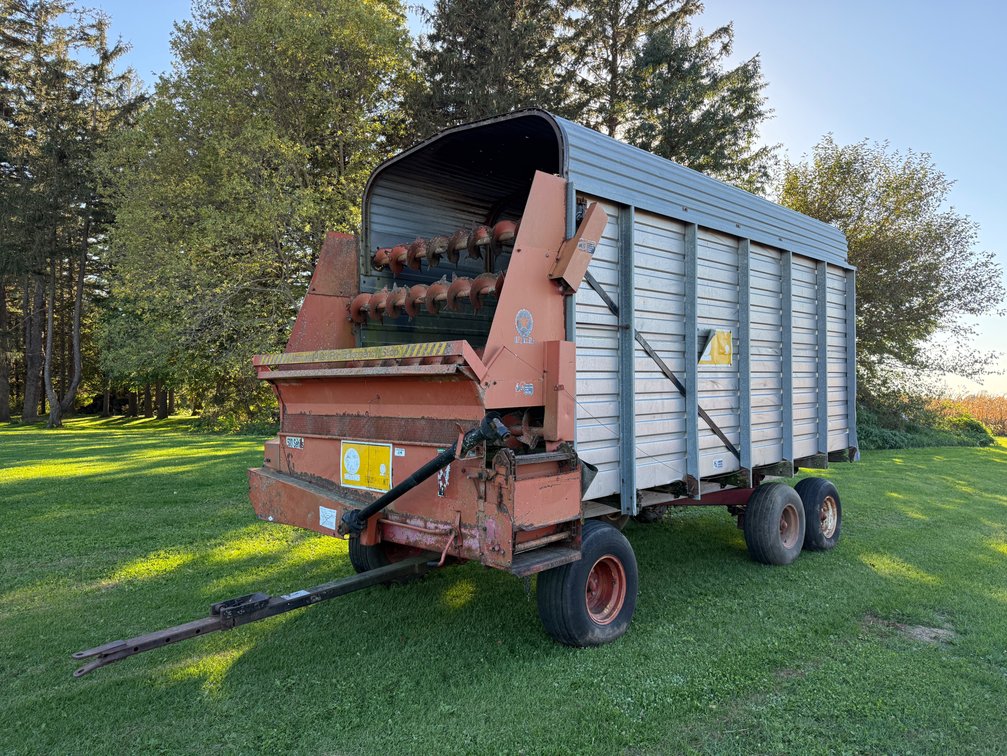 Meyer 18’ Chopper Box with Tandem Gear - Item Location: 9575 B Ave, Arlington, Iowa