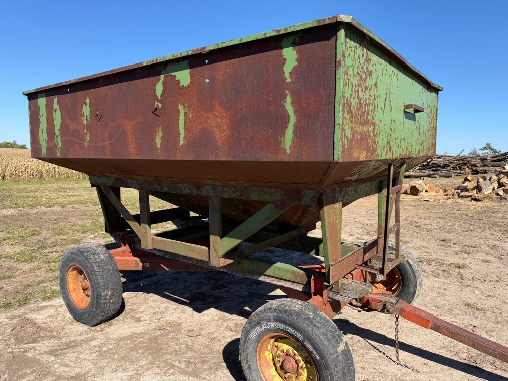 Green Gravity Wagon - Item Location: 1755 Liddiard Bottoms Rd, Waukon, Iowa