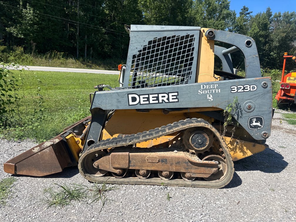 John Deere 323D Skid Steer