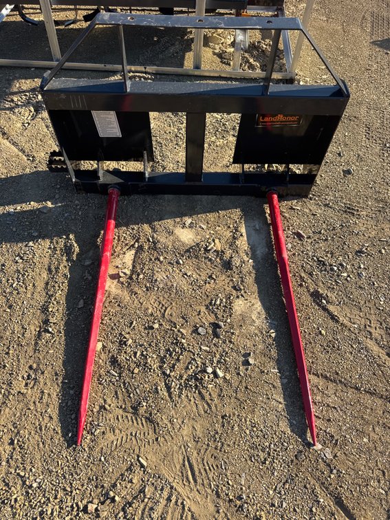 Skid steer, quick attach round hay bale spear