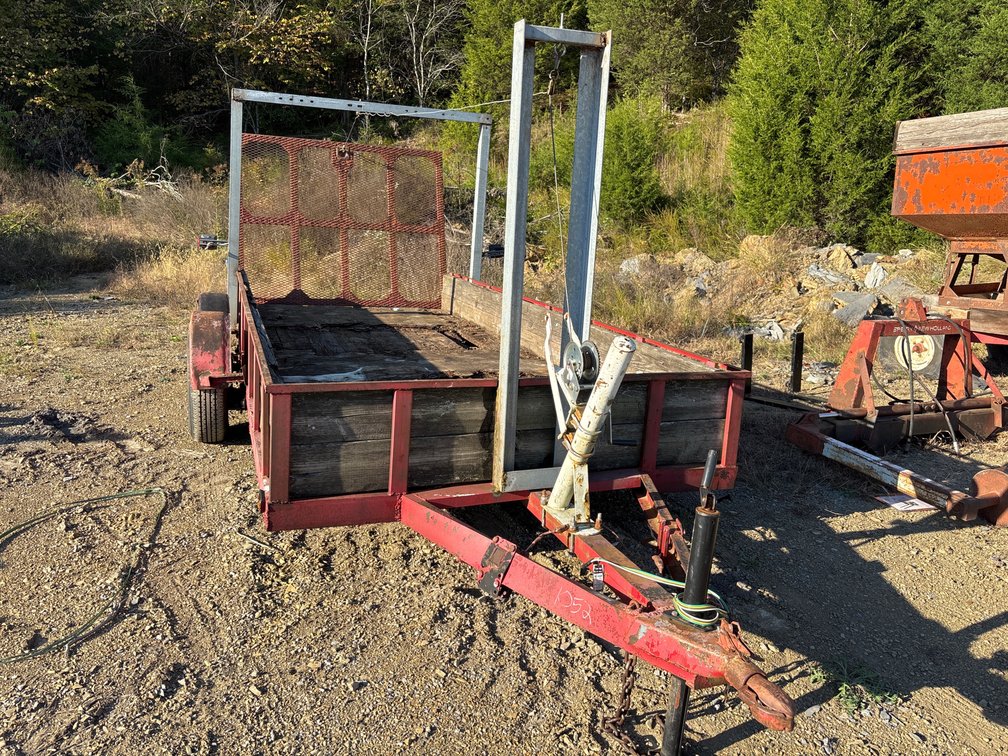 Trailer with pulley system